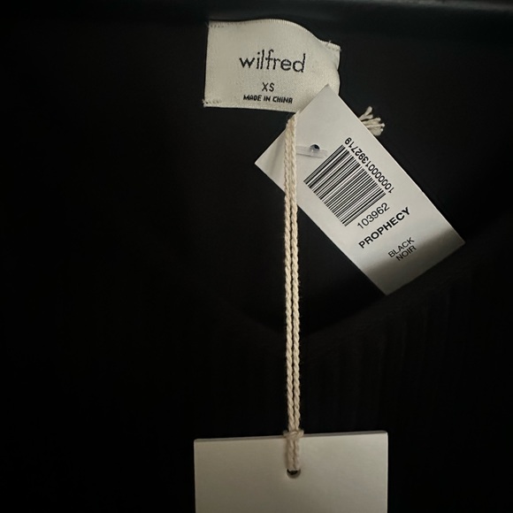 Wilfred Daydreamer V-Neck Dress - NWT - Black - XS
Pleated V-neck chiffon dress - Picture 3 of 6